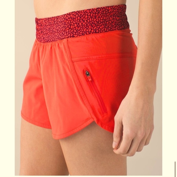 Women’s LULULEMON Tracker Short III Alarming/Miss Mosaic Alarming Red Grape Sz 8 - Picture 1 of 8